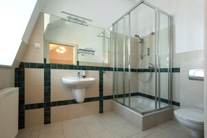 Artículos de tocador gratuitos, secador de pelo, pantuflas, bidet