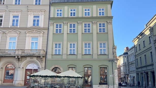 A historic building with a green facade and multiple windows. - Palladian Hotel (Kraków)