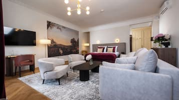 Main Square View Apartment | Una cassaforte in camera, una scrivania, ferro/asse da stiro