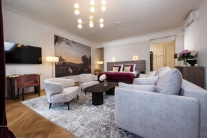 Main Square View Apartment | Una cassaforte in camera, una scrivania, ferro/asse da stiro