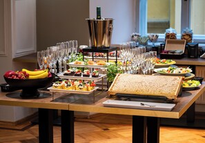 Café da manhã com buffet todos os dias (PLN 79 por pessoa) 