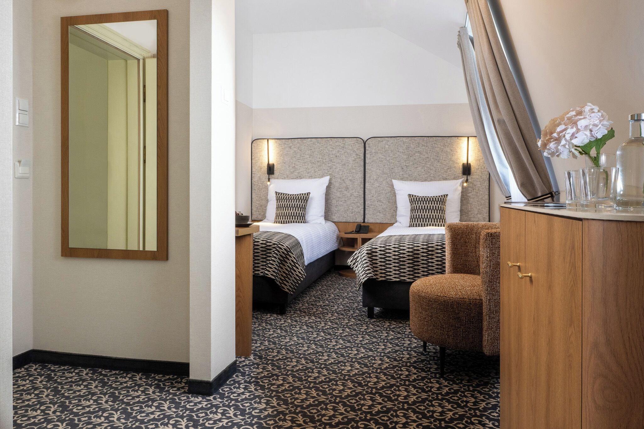 标准双人房或双床房 | 客房内保险箱、办公桌、熨斗/熨衣板、免费 WiFi