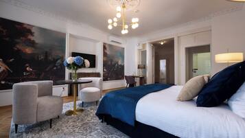 Caja de seguridad en la habitación y escritorio