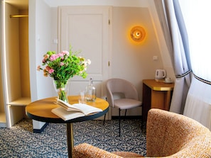Minibar, in-room safe, desk, iron/ironing board