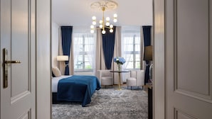 Main Square View Apartment | In-room safe, desk, iron/ironing board, WiFi (free) - Palladian Hotel (Kraków)
