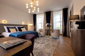 Main Square View Apartment | セーフティボックス (室内)、デスク、アイロン / アイロン台、WiFi (無料)