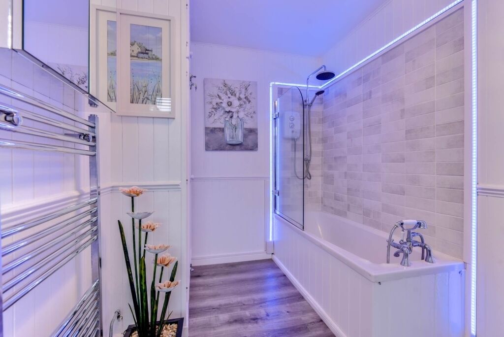 Een douche, een haardroger, handdoeken, zeep