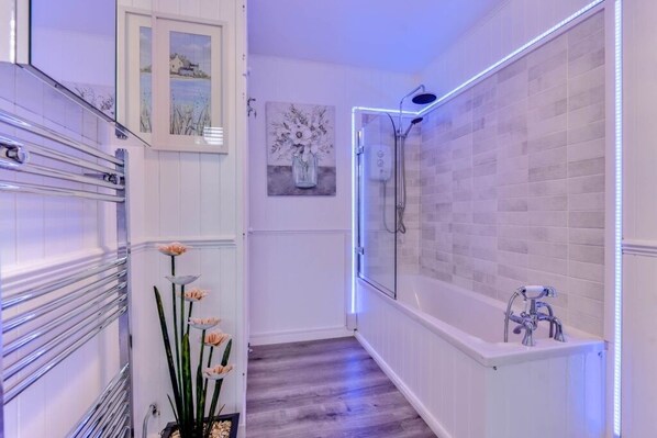 Douche, séchoir à cheveux, serviettes fournies, savon