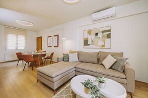 Apartment, Sea View | Living room | 55-inch Smart TV with satellite channels, Netflix, streaming services - Casa Almare Rethymno (Rethymno)