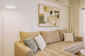 Apartemen, pemandangan laut | Ruang keluarga | Smart TV 55-inci dengan saluran TV satelit dan Netflix