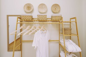 Apartamento, vista para o mar | Ferros/tábuas de passar roupa, berço de viagem, Wi-Fi de cortesia