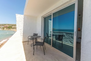 Deluxe-Doppelzimmer, Balkon, Meerblick | Wohnbereich