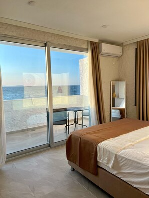 Deluxe tweepersoonskamer, balkon, uitzicht op zee | Gratis wifi
