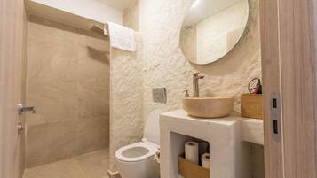 Douche, sèche-cheveux, serviettes fournies, savon