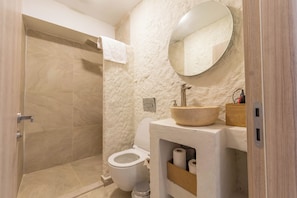 Dusche, Haartrockner, Handtücher, Seife