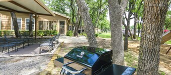 Family Home on Lake Bridgeport: Pets Welcome!