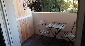 Outdoor dining - Cosy air-conditioned studio with private parking (Narbonne)