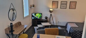 1 bedroom, desk, iron/ironing board, free WiFi - Cosy air-conditioned studio with private parking (Narbonne)