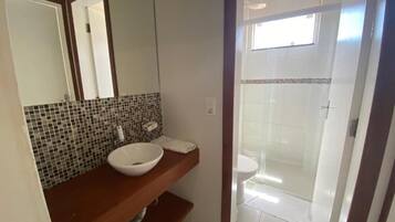 Secador de cabelo, toalhas de banho, sabonete, papel higiênico