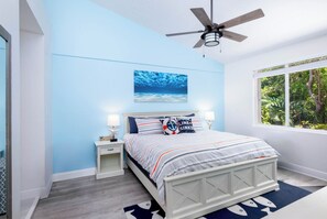 4 عدّة غرف نوم ومكتب ومكواة/لوح كي وسرير سفر