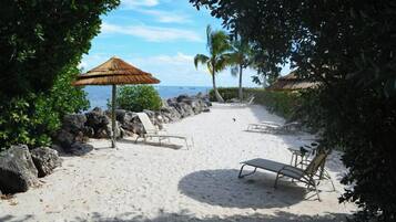 Chaises longues, serviettes de plage