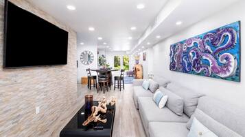 TV connectée, baby-foot, livres, chaîne hi-fi