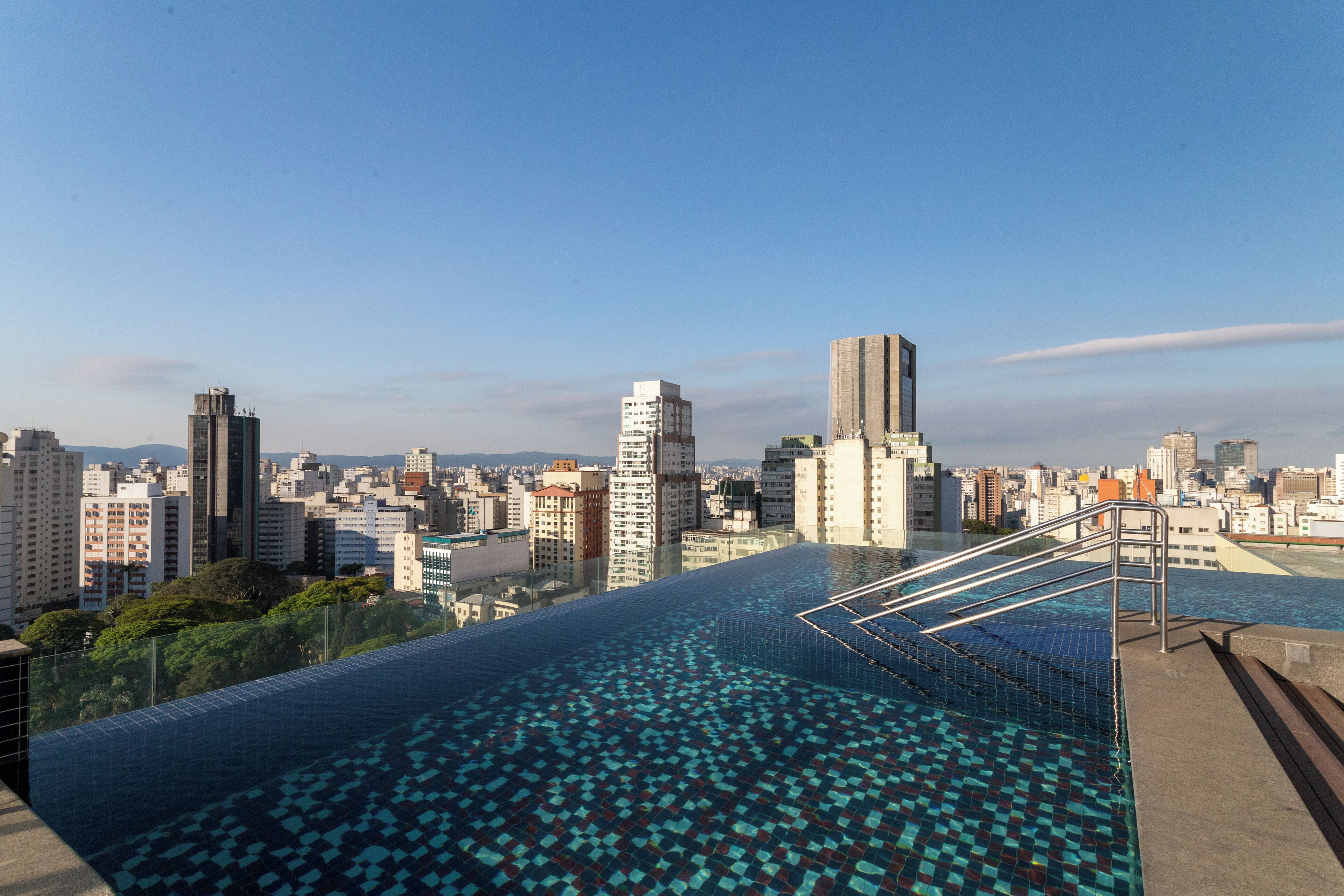 Een buitenzwembad, parasols voor strand/zwembad