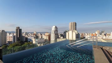 Kolam renang outdoor, dengan payung kolam renang dan kursi berjemur