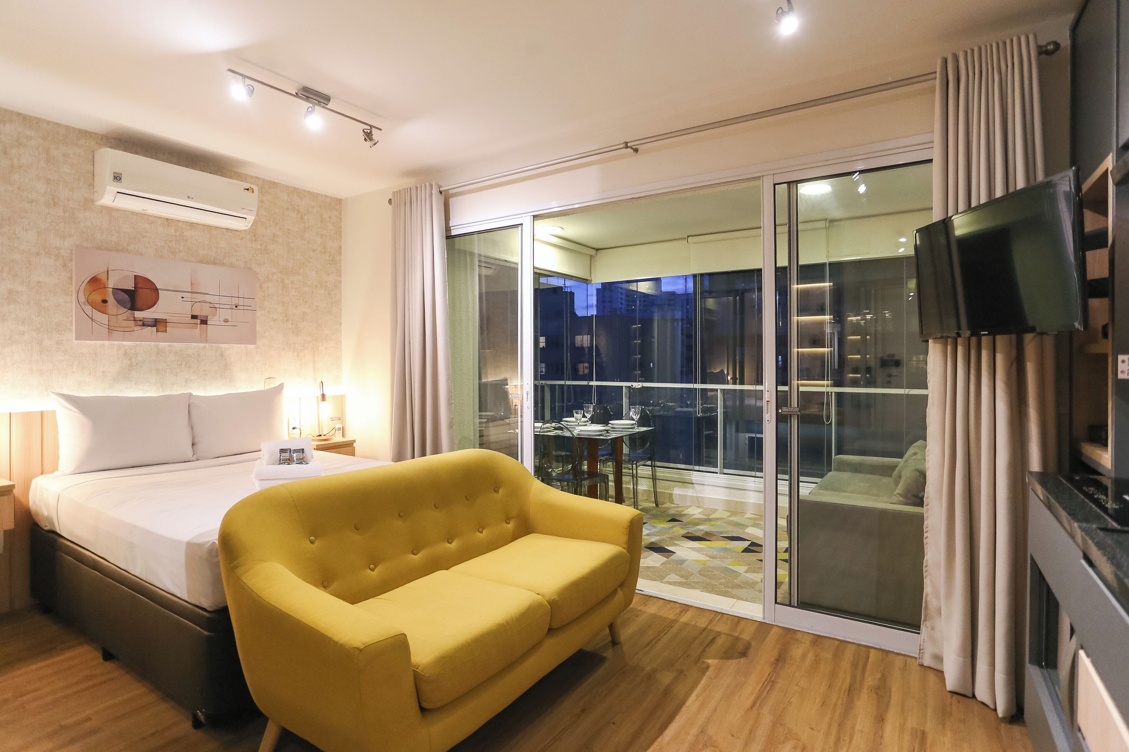 ستائر تعتيم ومكواة/لوح كي وواي فاي مجانًا