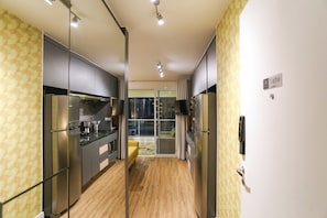 Estudio | Cocina privada | Microondas y utensilios de cocina
