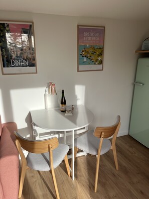 Dining - Côté jardin cottage (around Dinan) (Bobital)