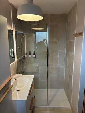 Shower, hair dryer, towels, soap - Côté jardin cottage (around Dinan) (Bobital)