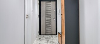 New 2 BR Modern Escape / Free Parking /Minutes to Varna beach