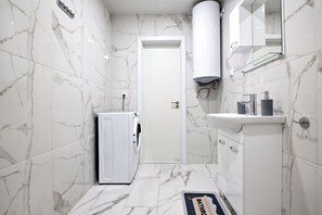 Dusche, Haartrockner, Handtücher, Seife