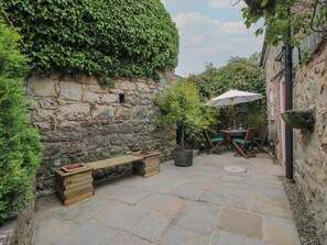 Outdoor dining - Little Barn (Oswestry)