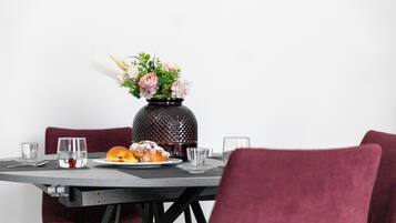 Apartment (1 Bedroom) | Dining room