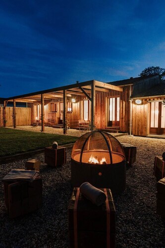 LA CABANE DU NAISSAIN 5* 10 pers, piscine chauffée, 5 mins plage en vélo, jeux