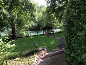 Property grounds - Charming Cozy 2-bedroom cabin with WiFi, in enchanting Canyon Lake on the River (Canyon Lake)