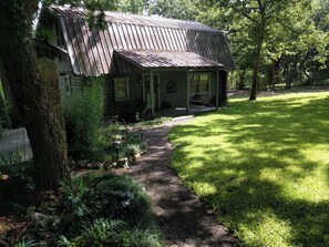 Exterior - Charming Cozy 2-bedroom cabin with WiFi, in enchanting Canyon Lake on the River (Canyon Lake)
