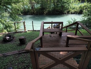 Property grounds - Charming Cozy 2-bedroom cabin with WiFi, in enchanting Canyon Lake on the River (Canyon Lake)