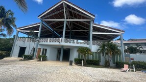 Un bâtiment doté d’une vaste cour intérieure, d’un espace couvert orné d’un motif géométrique et de palmiers.