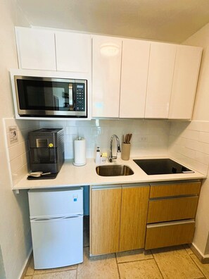 Fridge, microwave, stovetop, coffee/tea maker