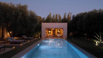 Piscina externa, funciona das 9h às 21h, espreguiçadeiras