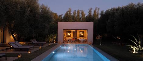 Piscina a l'aire lliure (horari: 09:00-21:00) i gandules