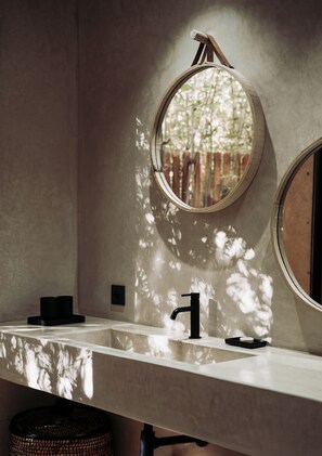 Suite Orangeraie | Badkamer | Gratis toiletartikelen, een haardroger, badjassen, handdoeken