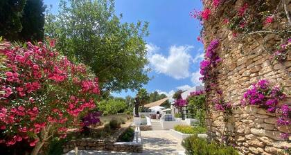 Charming Finca wih pool and privacy 15 minutes from Ibiza