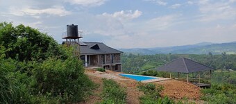 Hillbilly Bush Lodge