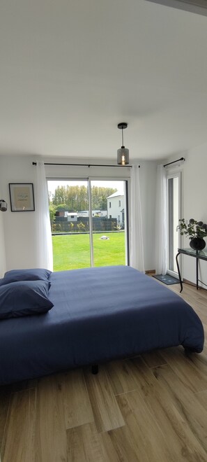 3 bedrooms, desk, iron/ironing board, free WiFi