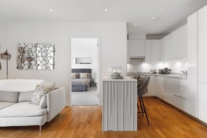 Living area - 2 Bed-sleeps 4-balcony-family Friendly (London)