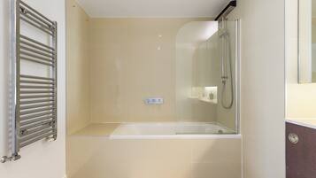 Bañera con ducha, bañera profunda, secador de pelo, toallas